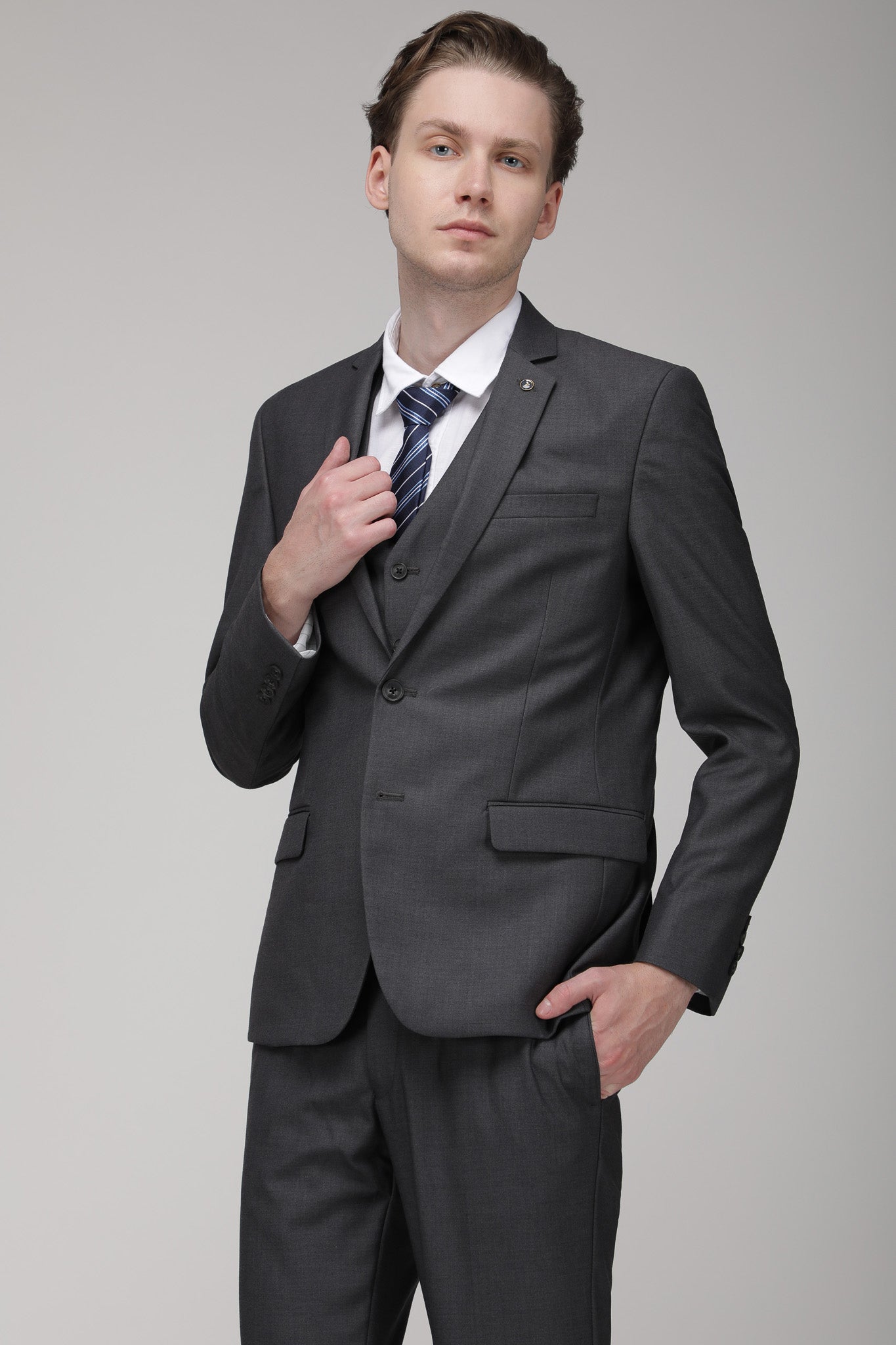 Grey Solid Slim Fit Suit