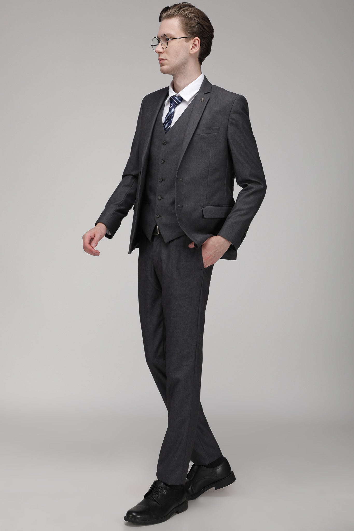 Grey Solid Slim Fit Suit
