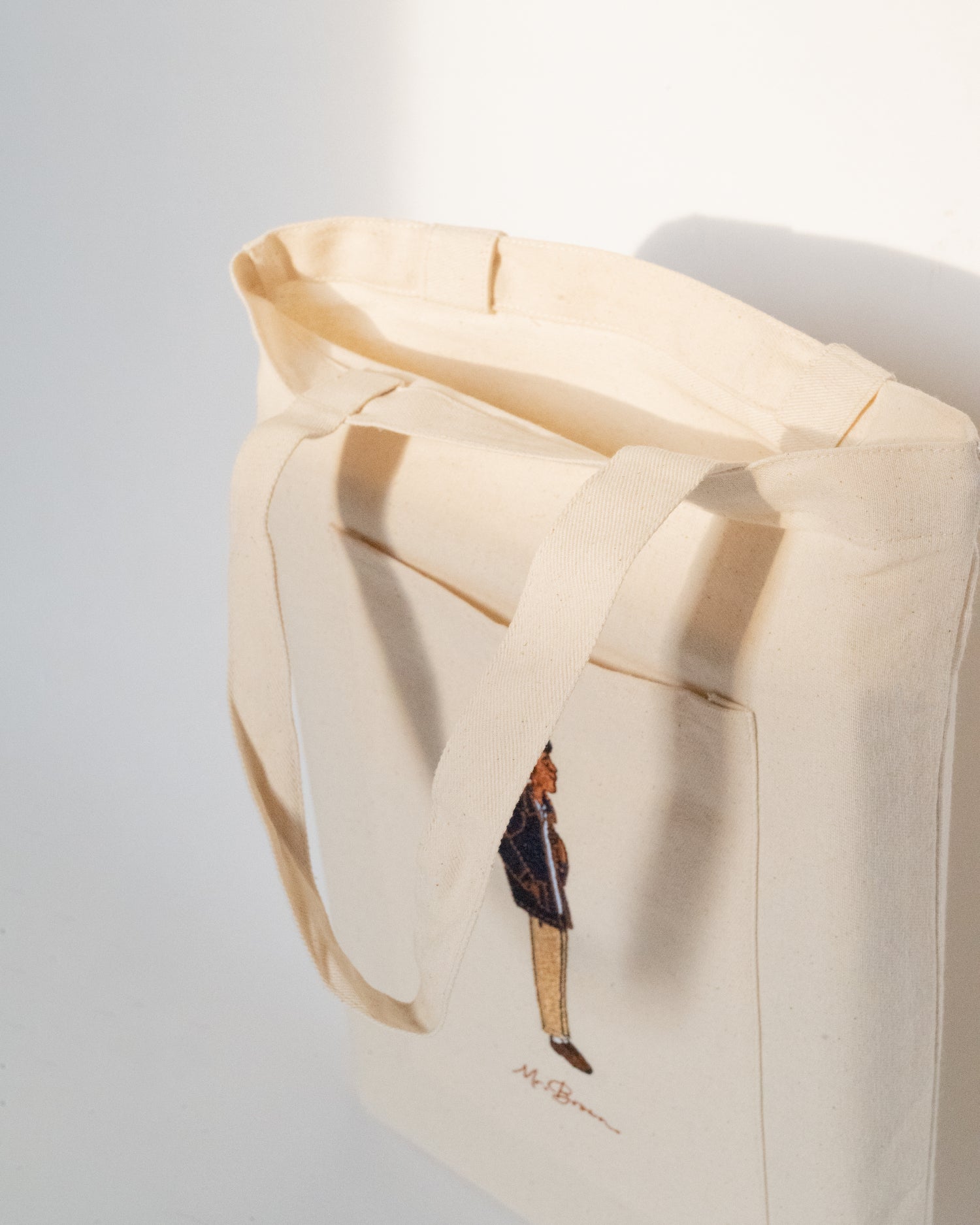 Blu Mediterraneo beach bag in majolica print fabric and waterproof fabric  interior with bamboo handles